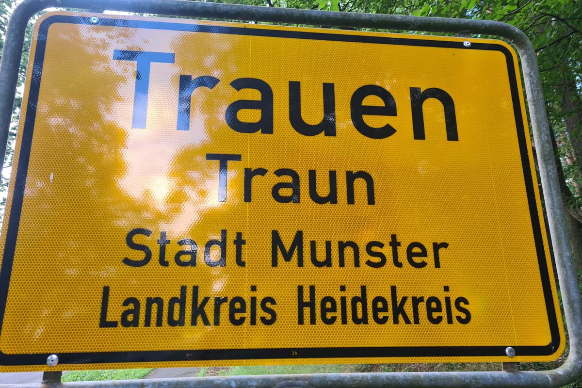 Ortsschild von Trauen