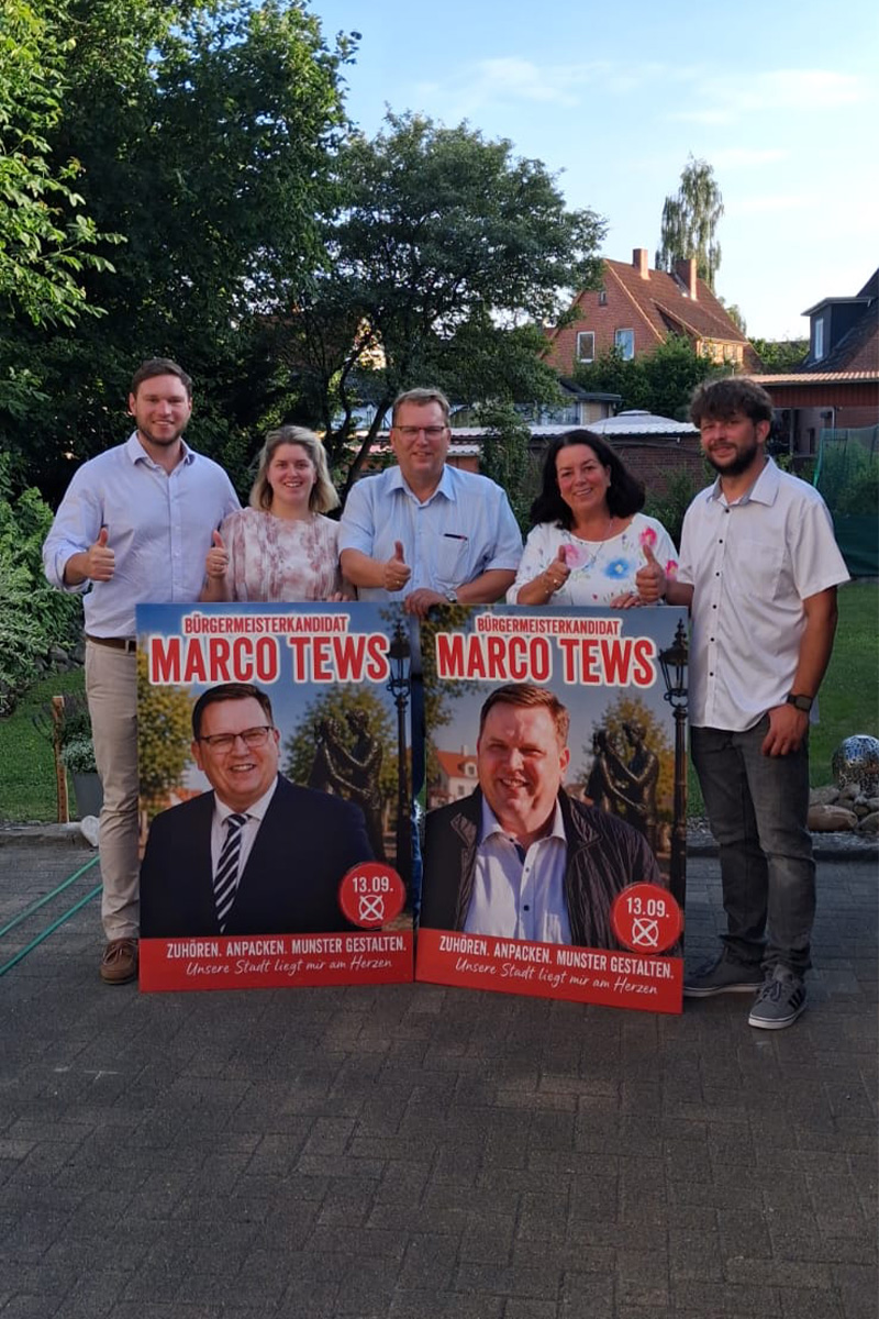 Gruppenbild mit Anke und zwei Schildern