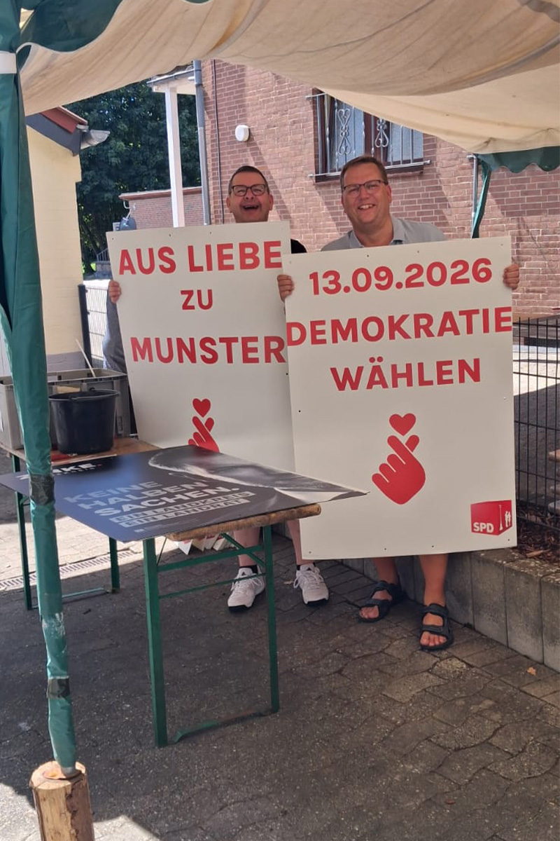 Marco hält ein Schild