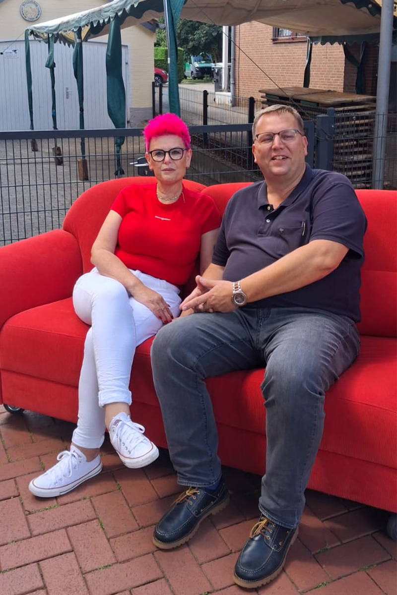 Marco mit Claudia Sonnwald auf dem roten Sofa