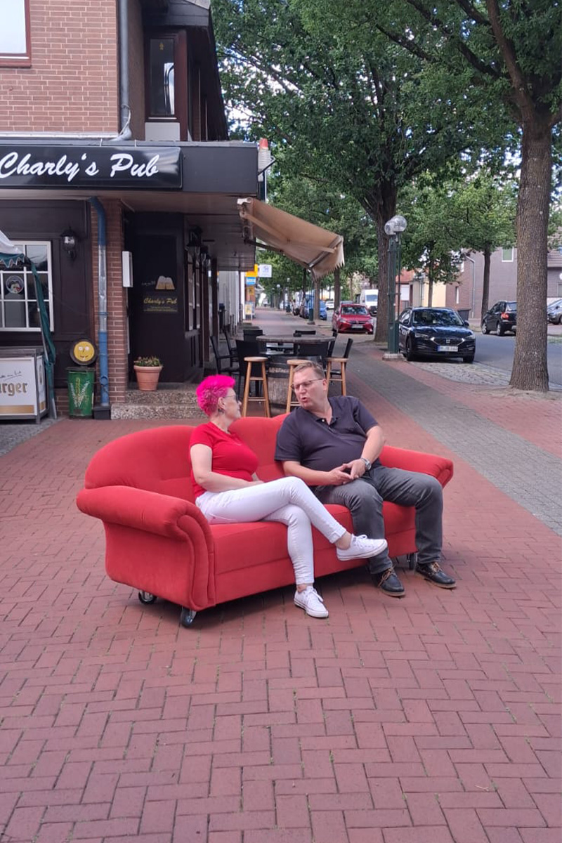 Marco mit Claudia Sonnwald auf dem roten Sofa