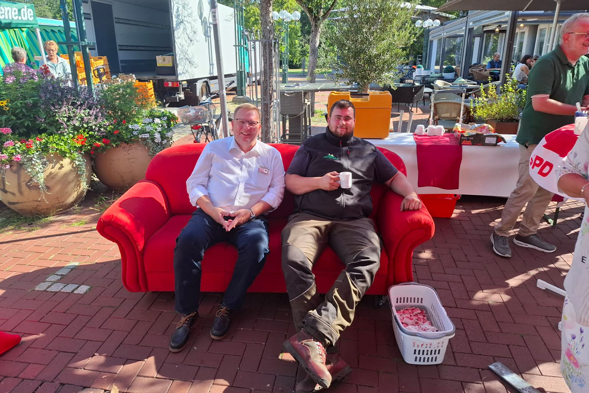 Marco auf dem roten Sofa