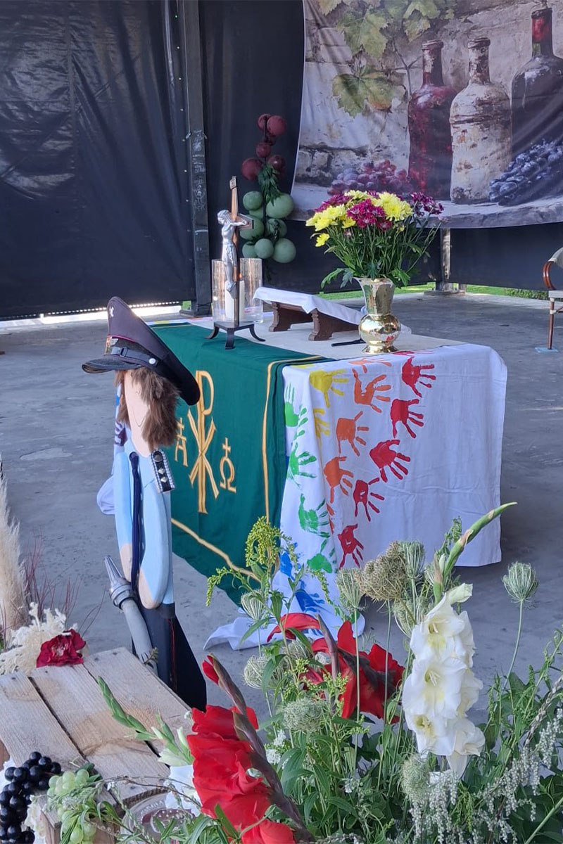 Auf der Bühne mit dem Altar