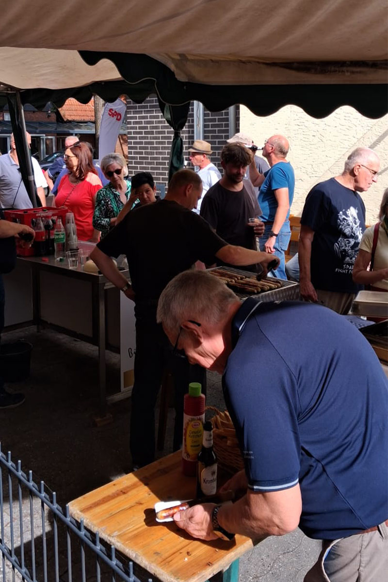 Stärkung mit Bratwurst und Kaltgetränk