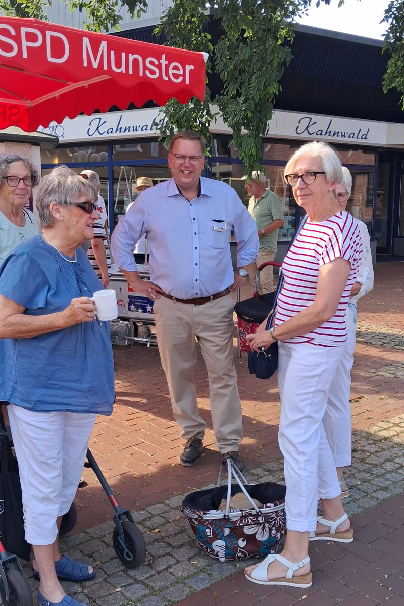 Viele Passanten waren vor Ort am Infostand