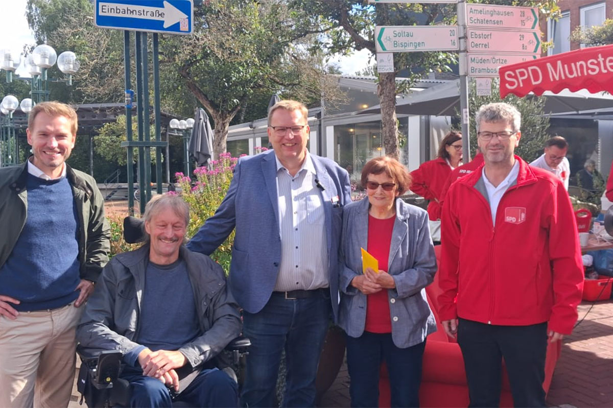 Gesprächsrunde am Infostand